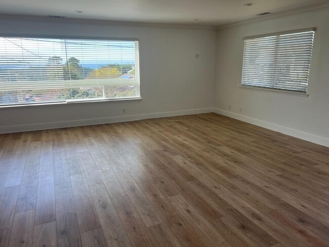 Building Photo - 875 Tierra Alta St