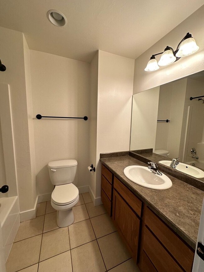 Building Photo - Beautiful 4 bedroom townhome
