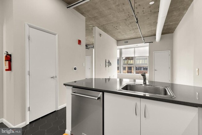 Building Photo - 1300 N St NW
