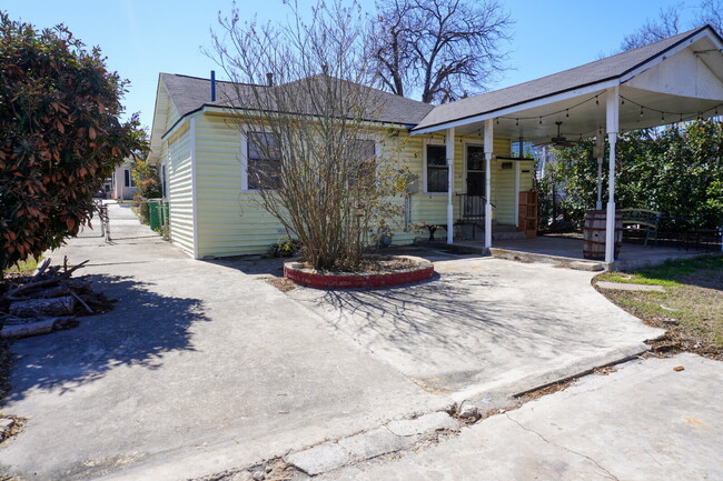 Building Photo - LA Heights 2 Bedroom, 1 Bath Cottage Style...