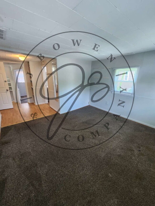 Building Photo - Spacious upper 1 bed with bonus room! Wate...
