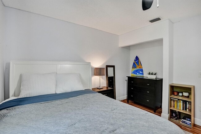 Building Photo - 9841 NW 9th Ct