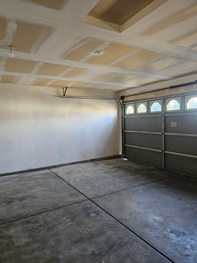 Building Photo - 3 Bedroom 2 Bath Orosi Home!