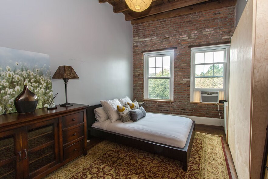 Building Photo - 1870 Commonwealth Ave