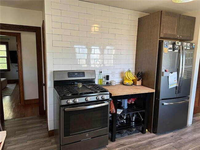 Building Photo - 749 W Main Rd