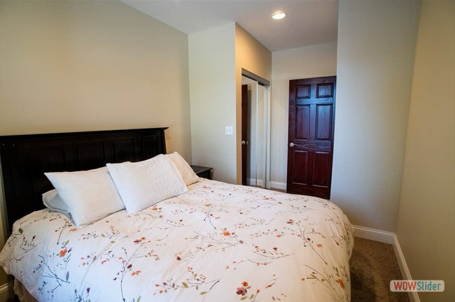 Building Photo - 2104 W Roscoe St