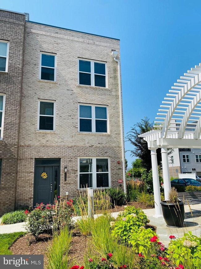 Building Photo - 13348 Sherwood Park Ln