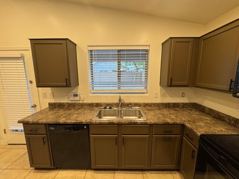 Kitchen - 2432 W Tamarisk Ave