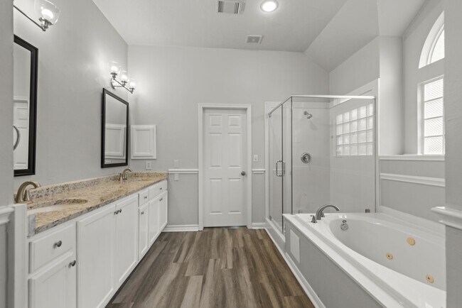 Building Photo - Gorgeous 4 bed/3.5 bath two story home!