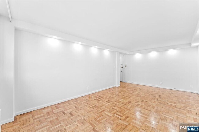 Building Photo - 1450 Palisade Ave