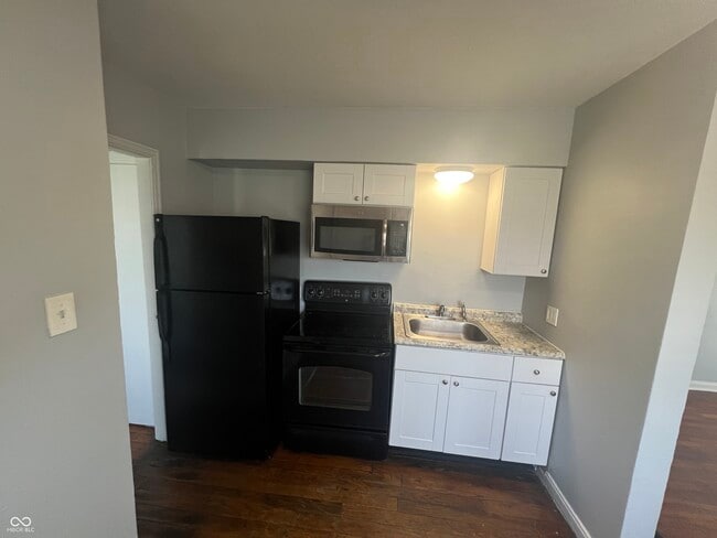 Building Photo - 627 N Tibbs Ave