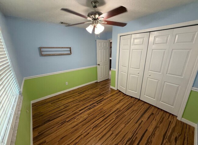 Building Photo - 3 bedroom home for rent on 1/2 acre!