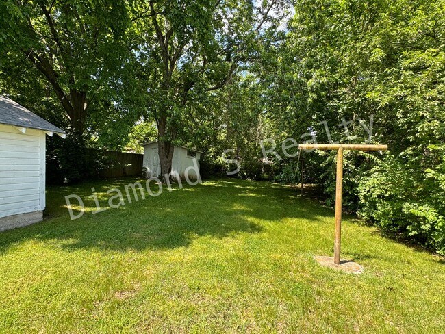 Building Photo - Cute and Clean 2 Bedroom Home Available Now!