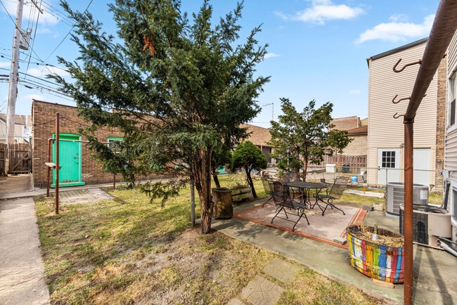 Building Photo - 2630 N Hamlin Ave