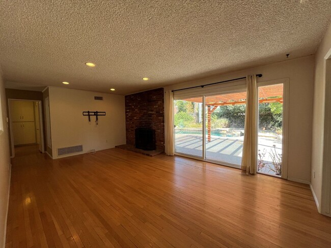 Building Photo - Canoga Park 3BR w/pool + great backyard, o...