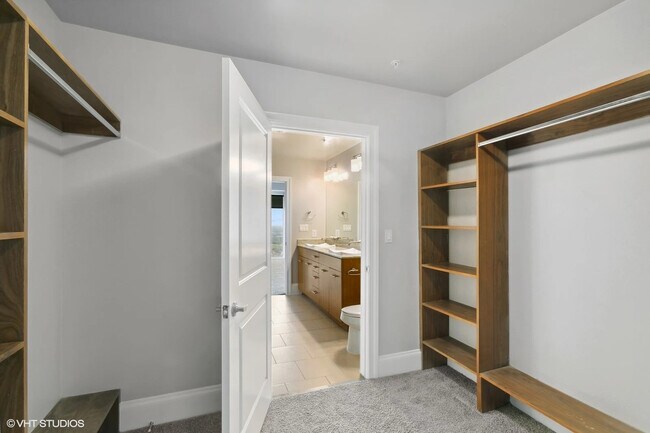 Building Photo - Luxury Meets Location – Prime 1 Bed Near H...