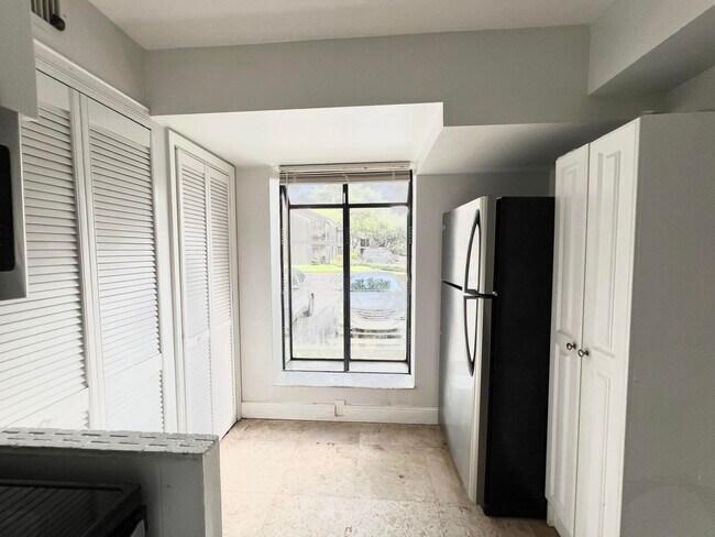 Building Photo - 717 Gardens Dr