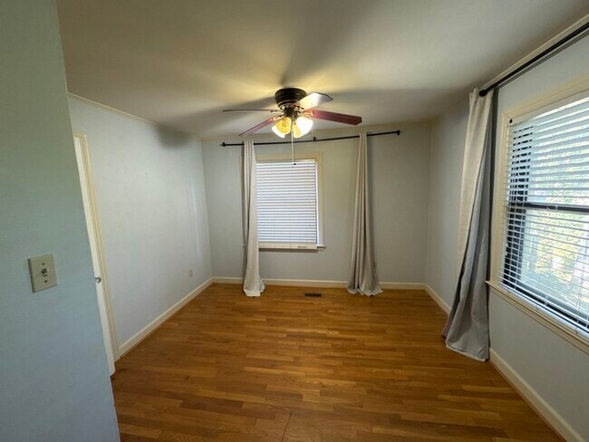 Building Photo - Updated 3 bedroom 1 bathroom Home in Kingw...