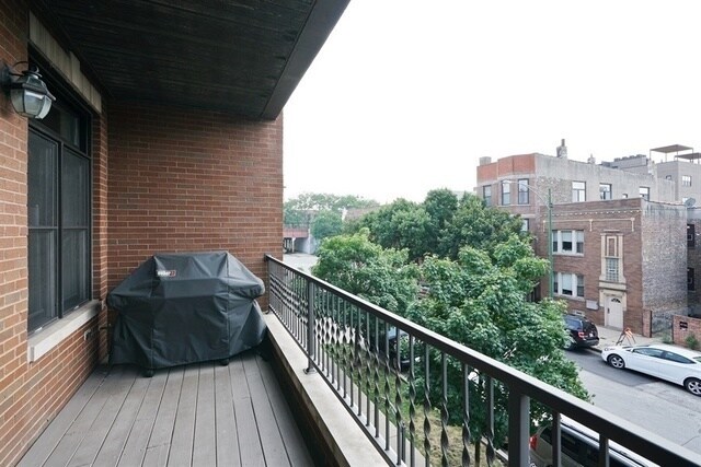 Building Photo - 453 N May St