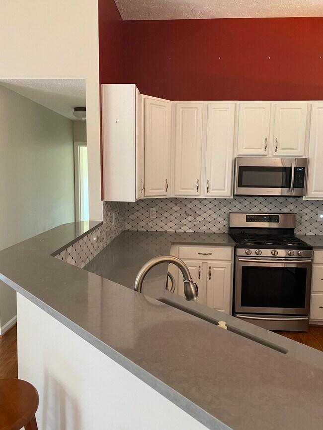 Wrap around island in kitchen - 709 Warmstone Ct