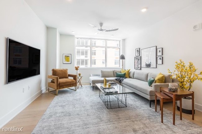 Building Photo - 890 River Rd