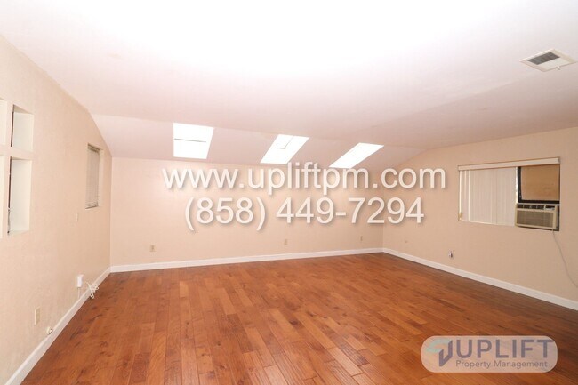 Building Photo - 3 Bed, 2 Bath House w/ 2-Car Garage, Priva...