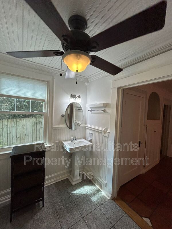 Building Photo - 2461 Lyndhurst Ave