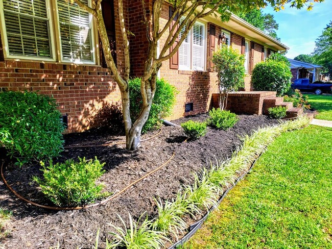 Building Photo - 3 Bedroom Brick Home
