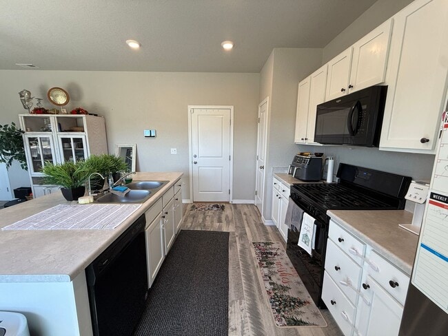 Building Photo - 4 Bed 3 Bath Home Minutes Away from Ft. Carson, Peterson SFB , & Schriever SFB!!