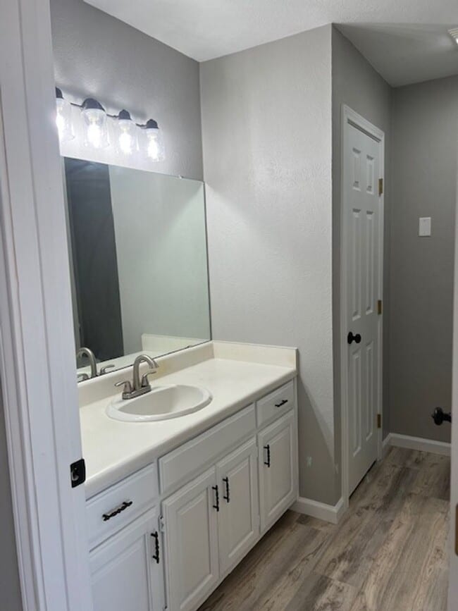 Building Photo - Recently remodeled 1/1 in the country. Hor...