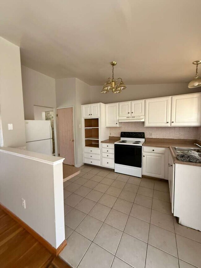 Building Photo - "Charming 3-Bed, 1 bath Sanctuary on Hallstead Drive - A Cozy 1189 Sq. Ft. Gem in St. Louis!"  No...