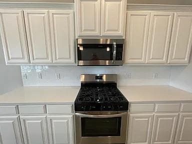 Building Photo - 2025 Sara Vista Dr