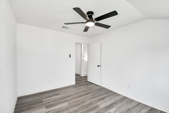 Building Photo - 7022 Castleview Ln