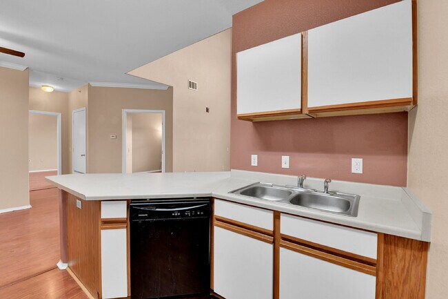 Building Photo - $2,195.00, 2 bed, 1 .5 bath located in Aur...