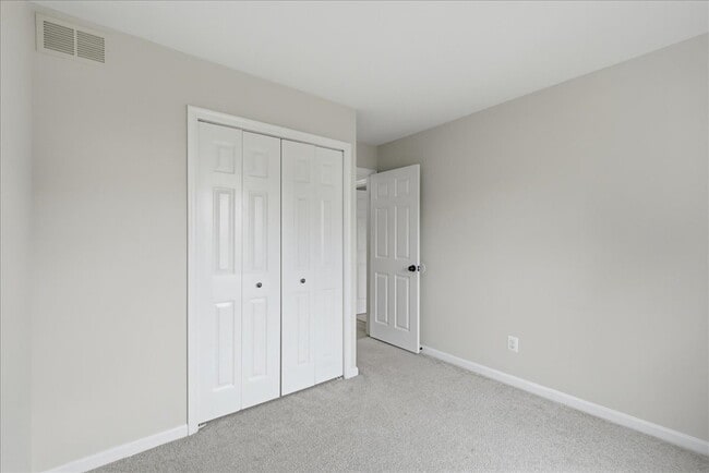 Building Photo - Updated 3BR End-Unit Townhome in Ashburn Farm