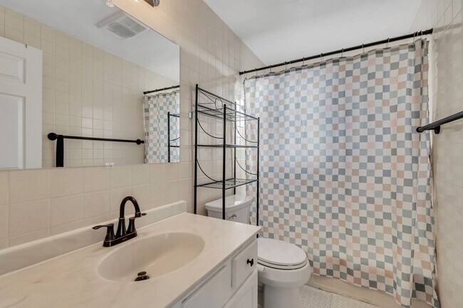 Building Photo - Spacious 4-Bed Unfurnished Home