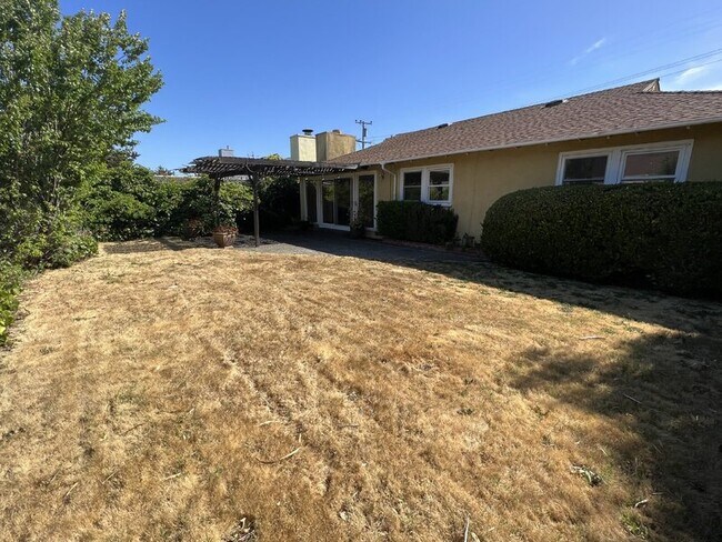 Building Photo - 25 El Camino Dr