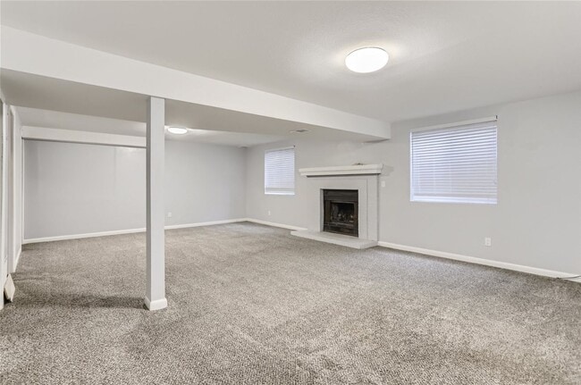 Building Photo - Spacious 5 Bedroom 2 Bath Single Family Home