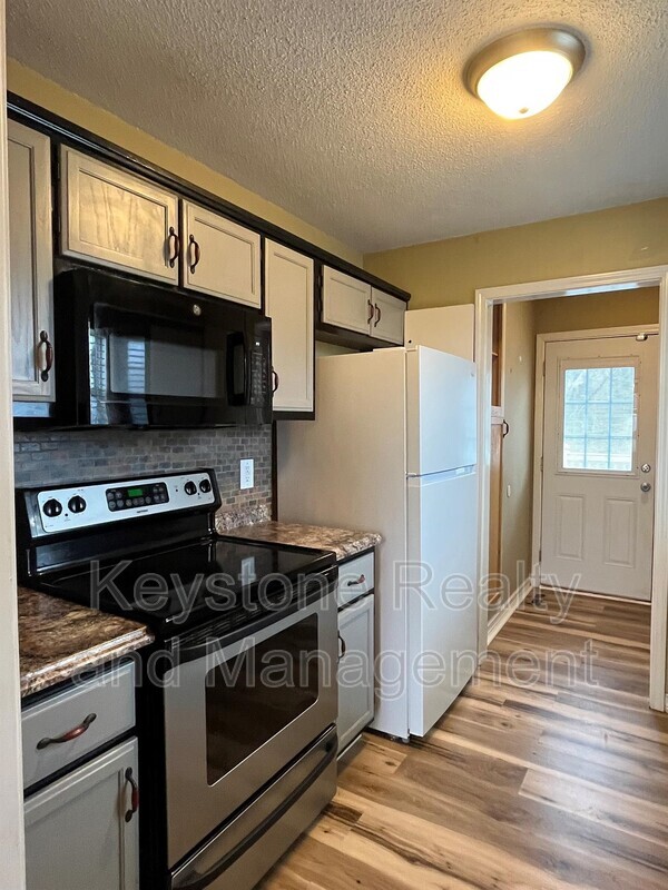 Building Photo - 404 Sideline Dr