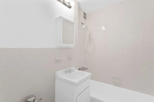 Building Photo - Newly Renovated 1 Bedroom 1 Bathroom  Avai...