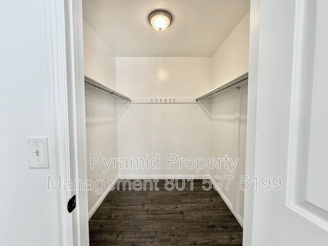 Building Photo - 1099 Shepard Ln