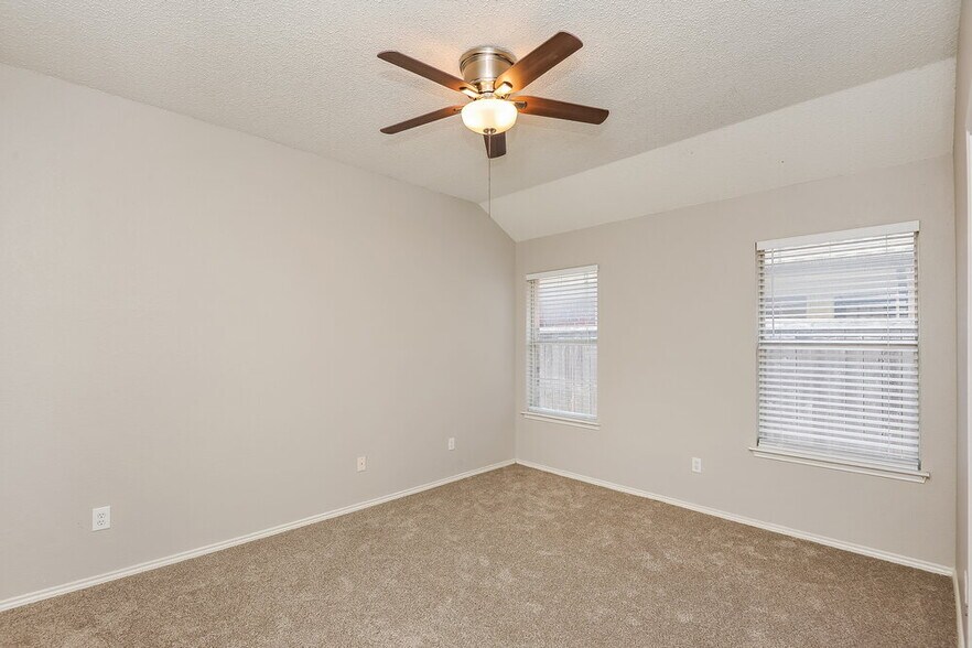 Building Photo - 1040 Glencrest Dr