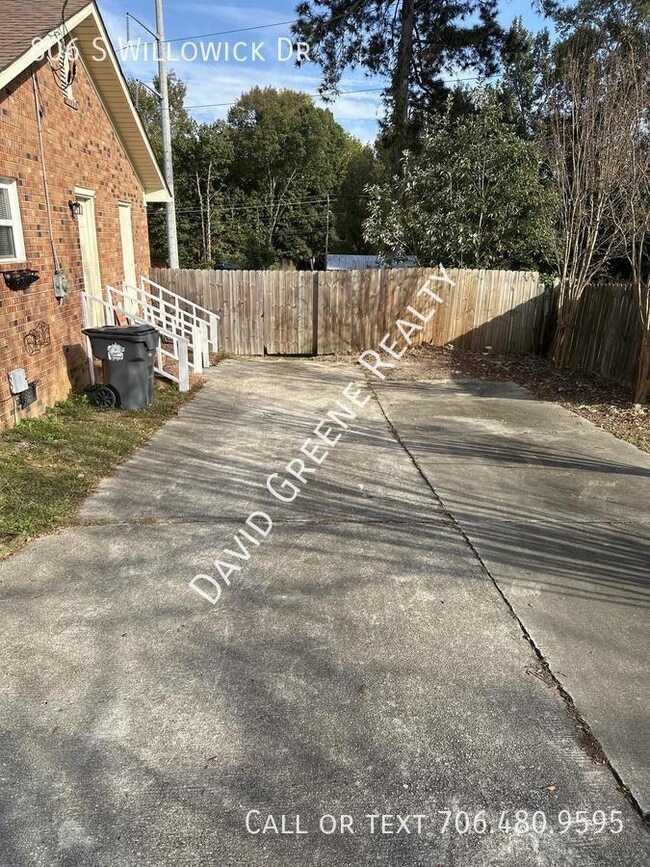 Building Photo - 806 S Willowick Dr
