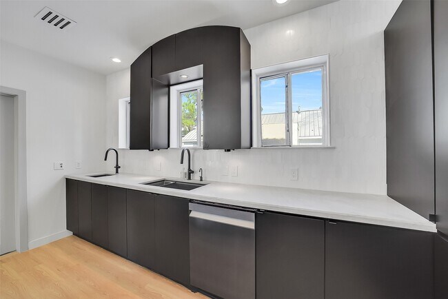 Building Photo - 320 Detering St