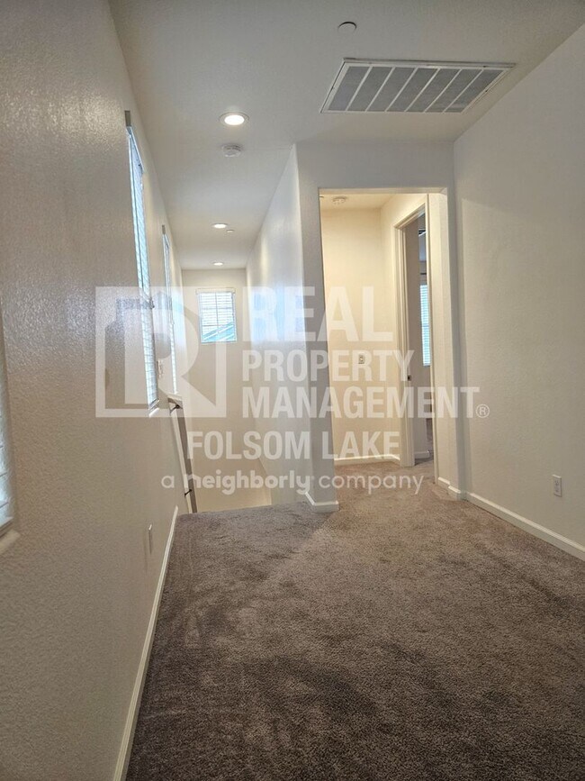 Building Photo - Spacious 3 bedroom 2.5 bath in the Westshore Lake Neighborhood