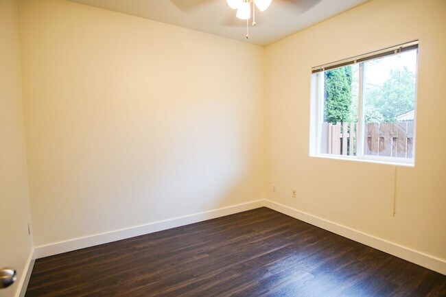 Building Photo - FREE RENT! Bright 1 Bdr w/Open Floorplan, DW & Patio + Cat OK!