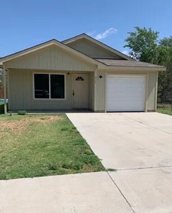 Building Photo - Beautiful 3/2/1 Available May 2026