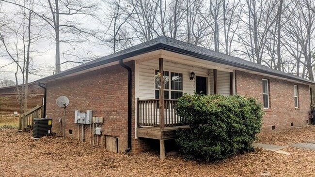 Building Photo - 215 Green Acre Ln