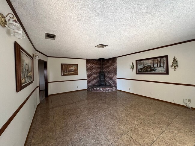 Building Photo - ** PRICE REDUCED** 3 Bedroom 2 Bathroom Ho...