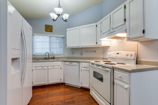 Building Photo - 2-BEDROOM HOME IN HIDDEN MEADOW